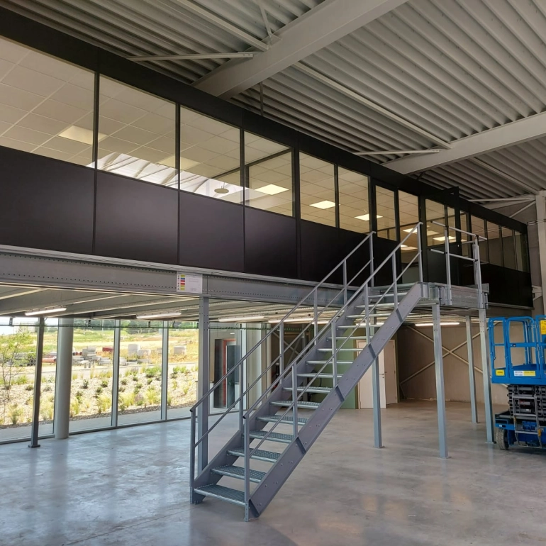 Scheidingswand en bureelcabine: twee projecten, twee oplossingen op maat